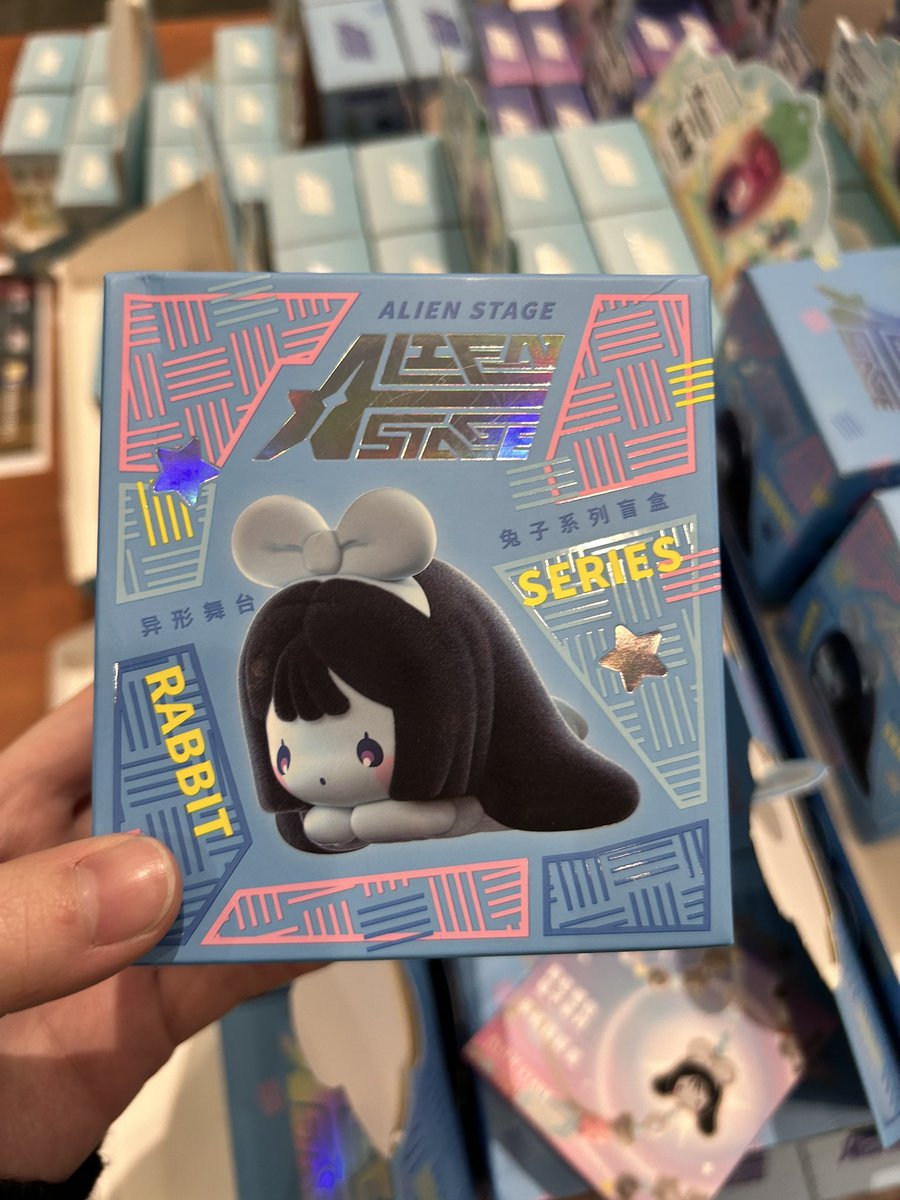 emlylily's tweet photo. alien stage merch at my local kinokuniya??? https://t.co/RALAXYPc6q