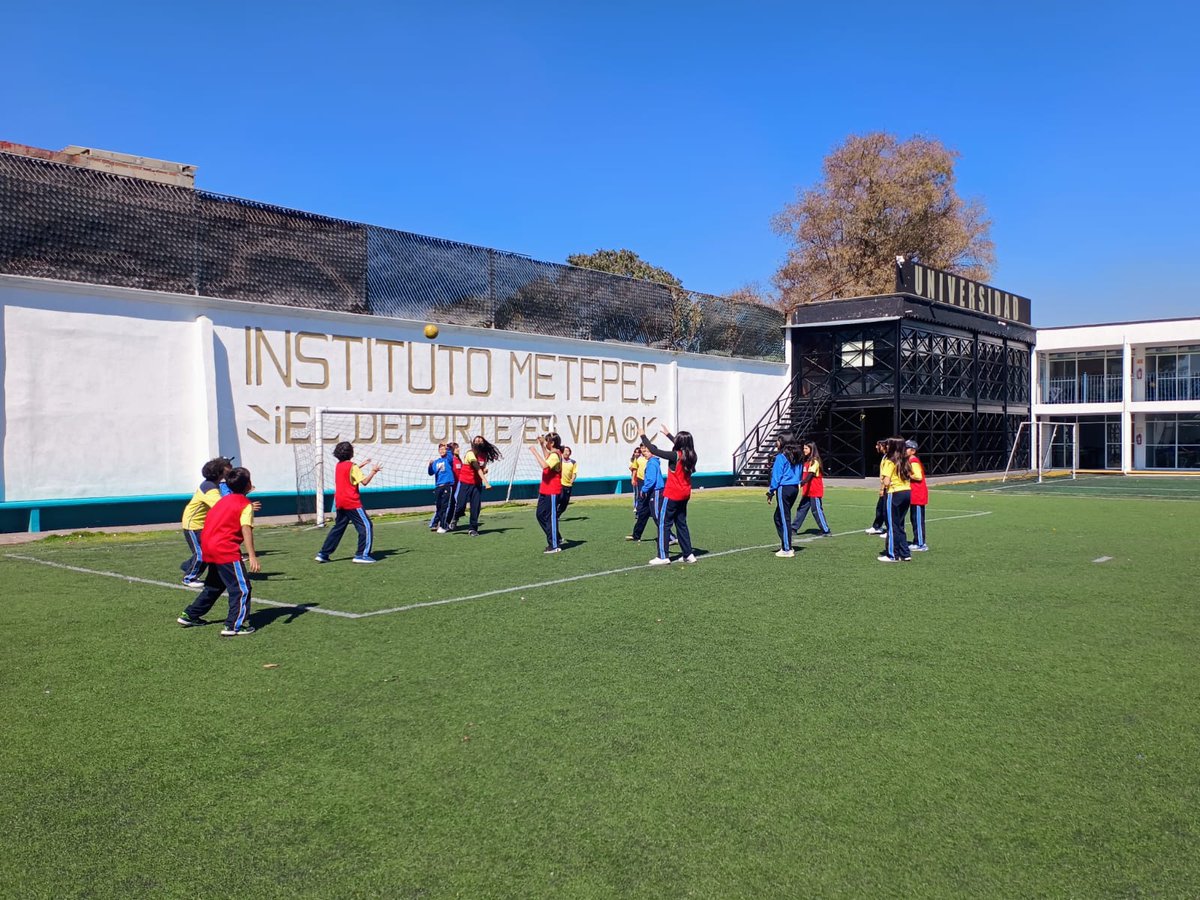 InstitutoMetSC's tweet photo. Trabajando velocidad de reacción, velocidad máxima y trabajo en equipo, los alumnos muestran sus habilidades motrices en juegos modificados. #Motricidad #Equipo #Habilidad @FAHHdeporte https://t.co/4mKM5u2RPT