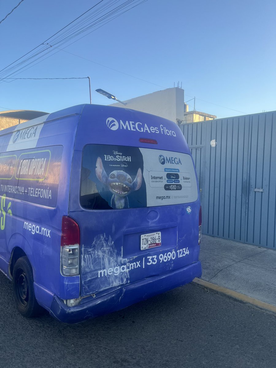 DiCruAl's tweet photo. @Megacable @SSC_Pue me podrían ayudar a mover esta unidad de Megacable, se quedó enfrente de mi entrada y no puedo salir https://t.co/ErVGoZ0Liu