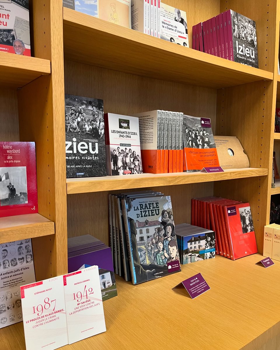 Aucun enfant ne devrait être assassine, ni hier ni aujourd'hui
Passage à la maison des enfants d'Izieu, avant d'arriver à Lyon pour une présentation publique du 📕 sur le procès de Barbie.
Les 📚 sur le procès de Barbie et la lettre pastorale de Mgr Saliège dispos à la boutique