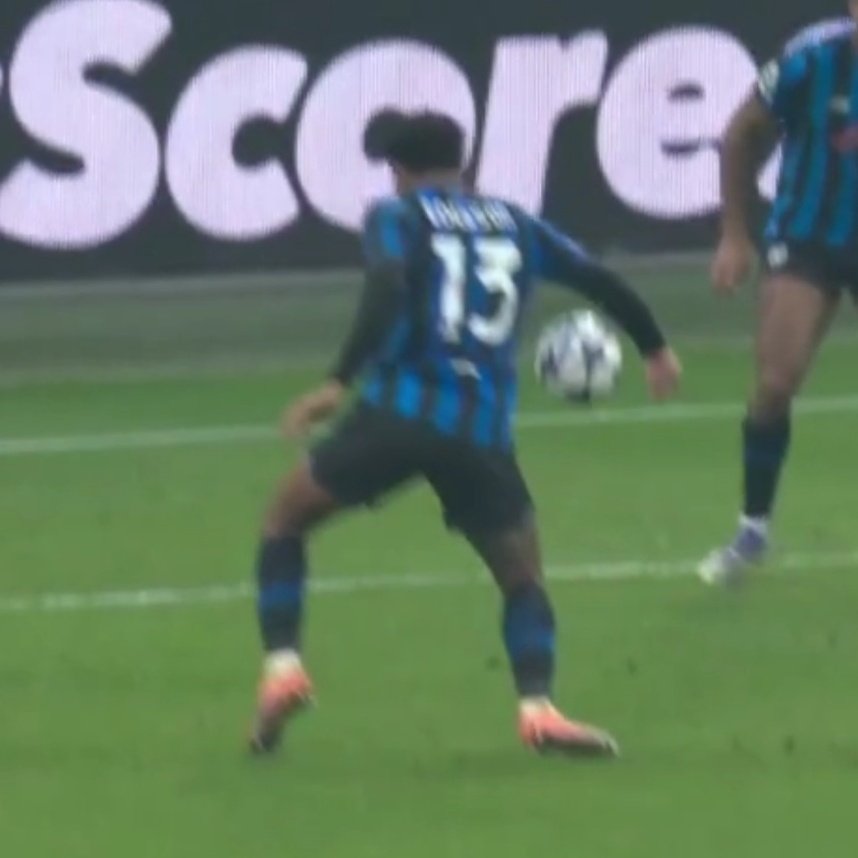 MassiliaZone's tweet photo. 🚨 Medhi Benatia :

"Le bras n’est pas dans une position naturelle. Auba aurait frappé. J’aurais souhaité qu’il aille voir la vidéo. 

C’est dur à accepter. Ils ne te regardent pas quand on demande des explications, ils sont arrogants, ça m’agace quand on justifie l’injustifiable."

[@flogermain]