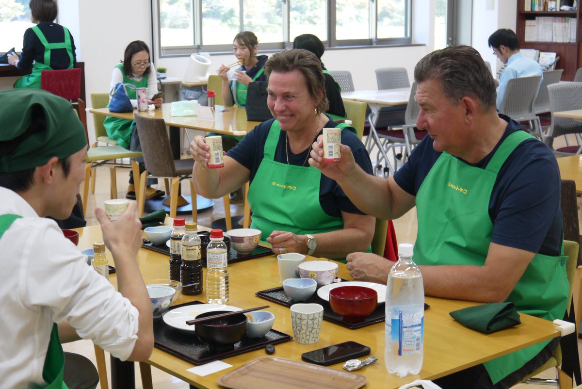 ルクセンブルクからご夫婦が来日しトキワで初の外国人向け料理教室を開催しました！

「#べんりで酢」「#なんでもごたれ」「#え～だし」を使って
キャロットラペや生姜焼き、炊き込みご飯などを調理🍳

「簡単に良い味が出て素晴らしい！帰国後に友人にも作りたい」と
嬉しいお言葉をいただきました✨