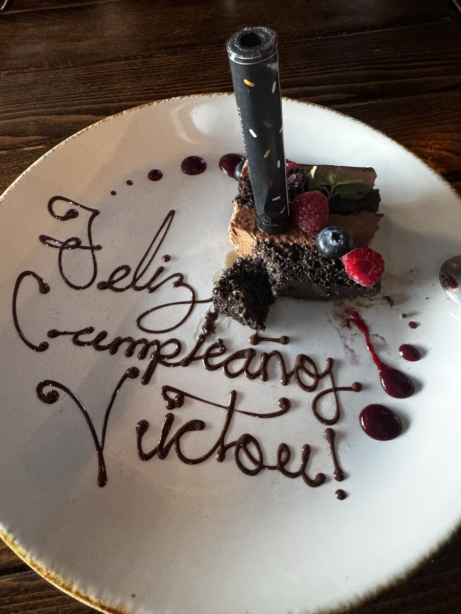 Gracias a la vida y a Dios por estos 49 años bien vividos, hoy con mi esposa, mis hijos y mi Padre celebramos que tengo salud y amor.