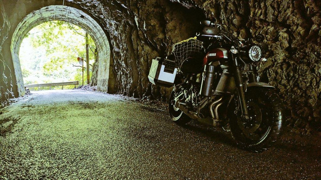 これを見た人は岩に囲まれた写真をあげろ - Search / X