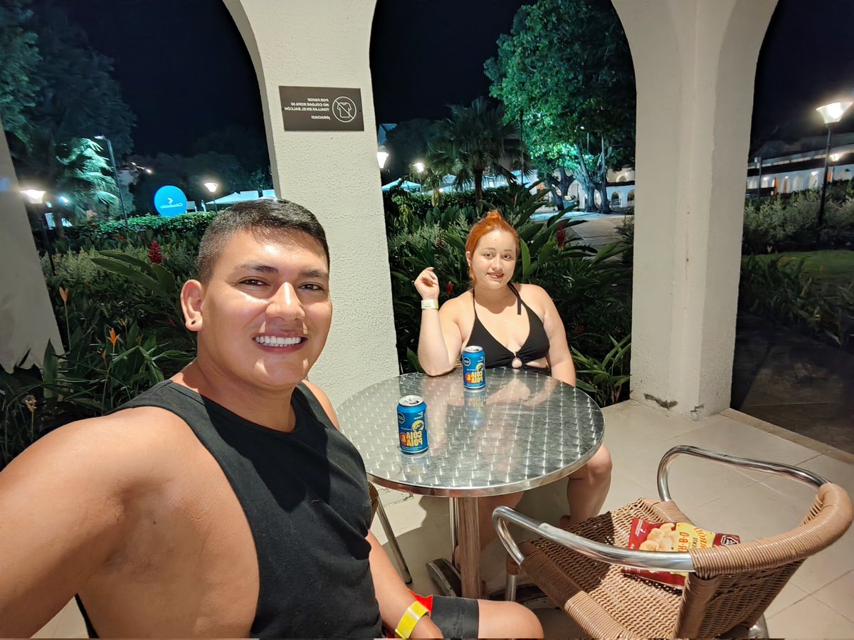 Estamos buscando una mujer mente abierta para amistad o lo q sede escribir al WhatsApp