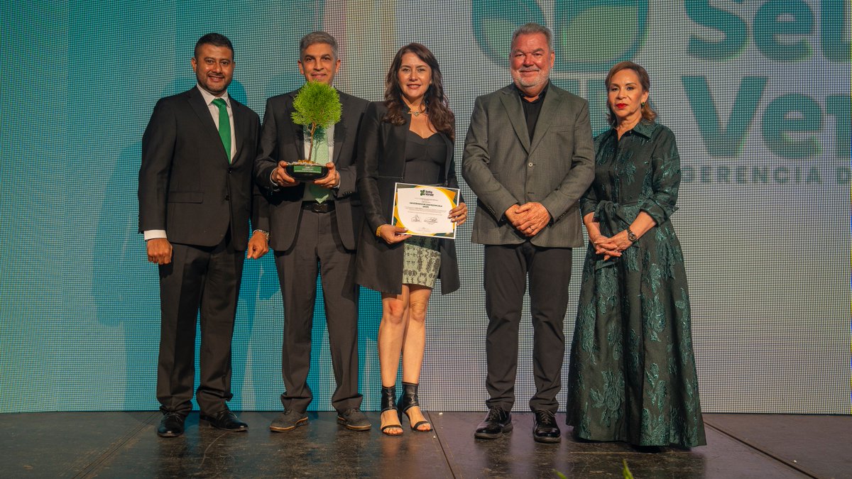 ¡Orgullosos por el #SelloVerde  otorgado por  la Municipalidad de San Pedro Sula! 🏆

@usaphn reconocida por su compromiso integral con la sostenibilidad: políticas internas responsables, el tema de sostenibilidad como eje transversal en la universidad y formación de líderes