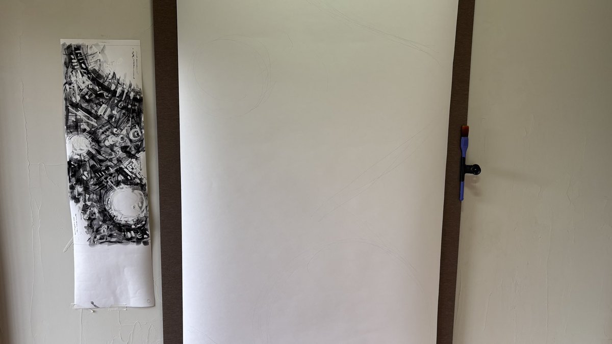 ＜とびら2025＞　4
毎年参加させていただいている絵画展覧会への出展作品を制作中です。

ミニラフを持ってきて横に貼りました。
サイズ感の参考に筆も。

鉛筆でわずかにアタリを入れています。
#展覧会　#イラスト