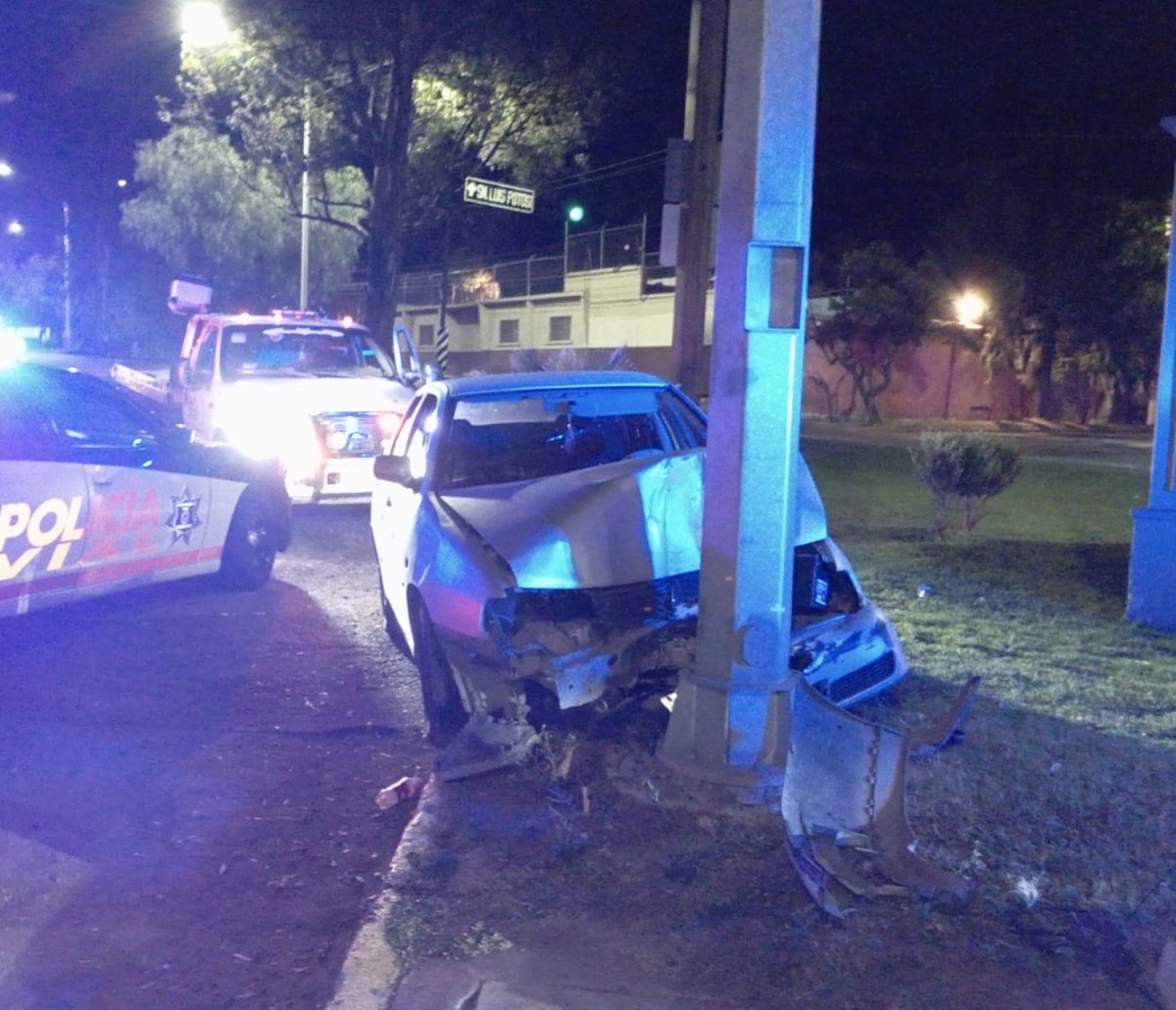 IMPRUDENTE POSTE SE LE "ATRAVESÓ" A UN AUTOMOVILISTA EN AV. TECNOLÓGICO, EN AGS

#Aguascalientes #accidente 

albertoviverosnoticias.com/detallenota.ph…