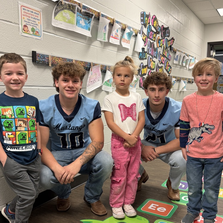 HumbleISD_GTE's tweet photo. Lunch was so much fun! Former Gators who are now Mustangs joined us! We loved having our Gators back on campus! #FutureMustang #FocusOnTheGood https://t.co/95RVLMeu21