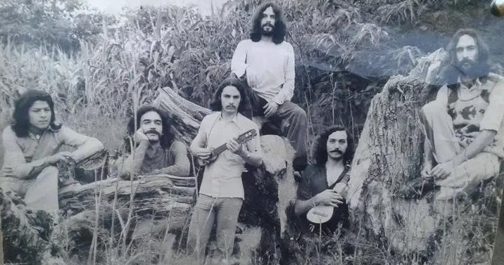 FOTOS DEL RECUERDO

Cuando recién comenzábamos a vivir en Zárate y nuestro gran amigo Ricardo Campos nos acompañaba en charango.
Comenzaba nuestra estadía en Argentina y también comenzaba nuestra larga aventura.
¡Era imposible imaginar lo que vendría después!