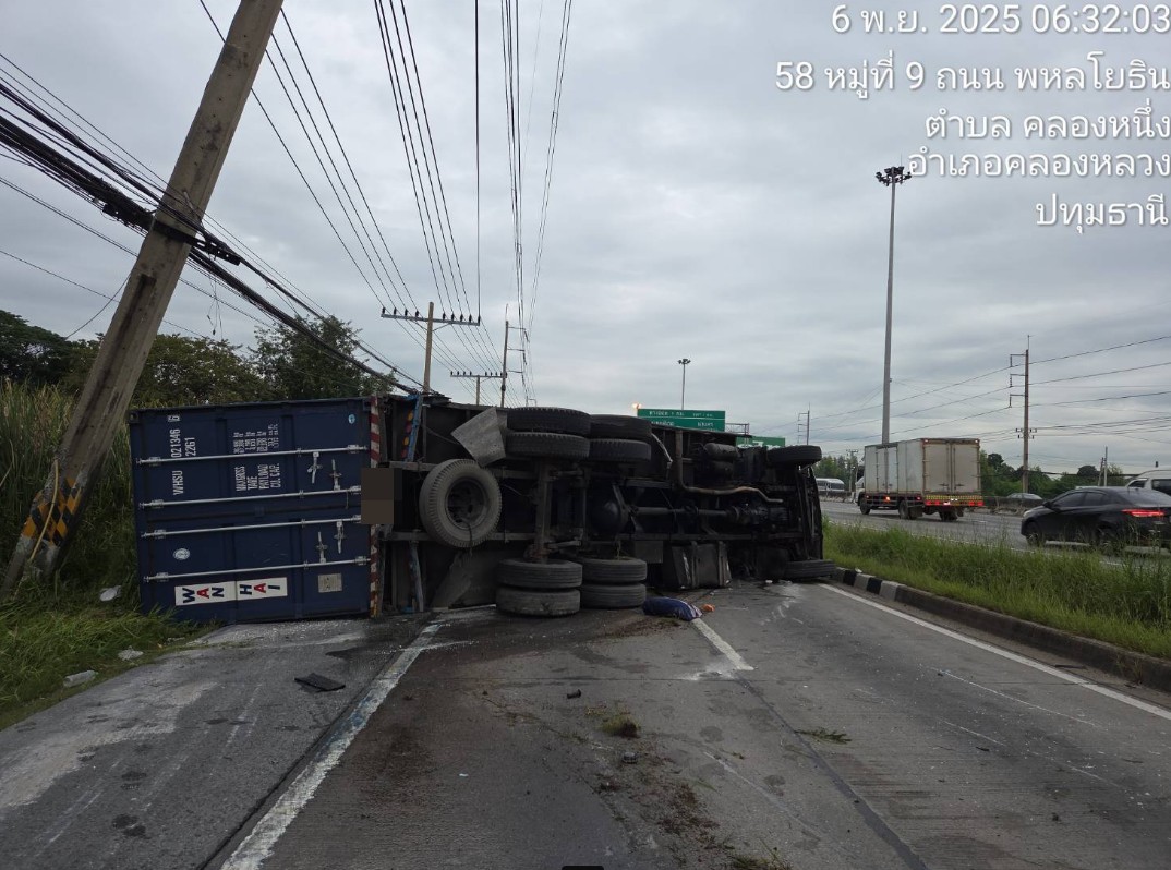 fm91trafficpro's tweet photo. 06.33 น. ถนนพหลโยธิน ขาออก ช่องคู่ขนาน เลยมหาวิทยาลัยธรรมศาสตร์ รังสิต ประมาณ  500  เมตร รถบรรทุกตู้คอนเทนเนอร์ พลิกตะแคง ช่องคู่ขนานรถผ่านไม่ได้ การจราจรติดขัด #รายงานจราจร #รถติด #อุบัติเหตุ https://t.co/VLhG5CJYNd