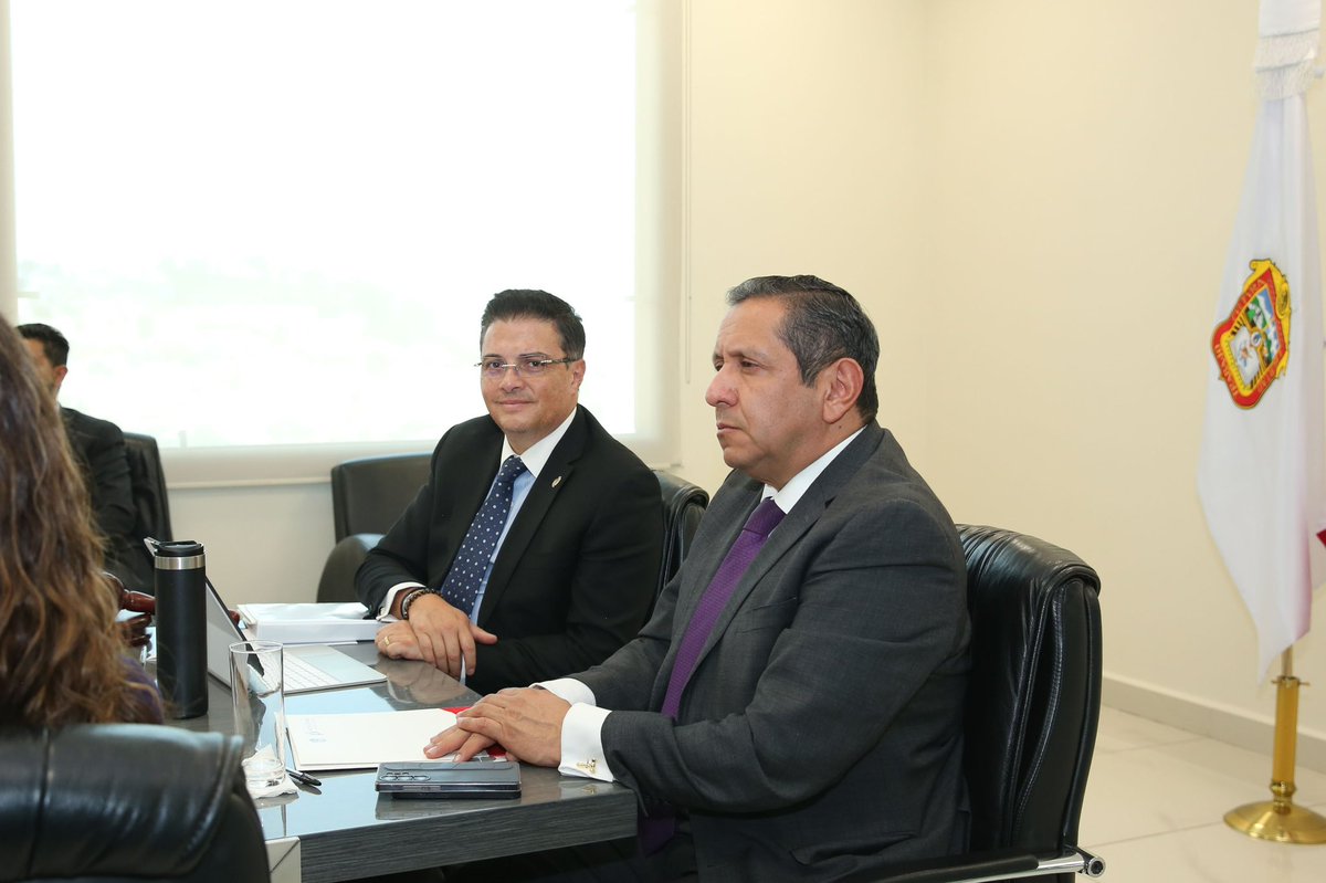 FernandoDiazJ's tweet photo. Sesionamos este mediodía en reunión del Pleno de Magistradas y Magistrados Integrantes del #OAJEdoméx. Analizamos diversas temáticas, entre ellas, el arranque de los actos conmemorativos del 40 Aniversario de la @EJudicialEdoMex y el cumplimiento de las actividades de la planeación institucional al tercer trimestre de 2025. 
Estamos convencidos de que una justicia cercana y humana, demanda trabajo constante y apegado a las mejores prácticas.
