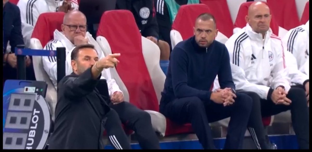 Hagiyi de çağır amk bakışı    “Tebrikler Galatasaray” #AJAvGS