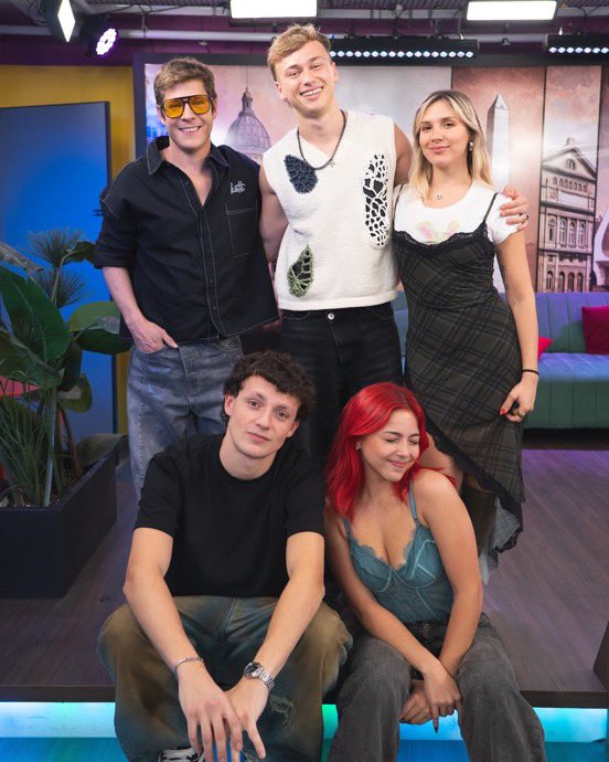 valengsources's tweet image. “Valen al cuadrado = programónnnnn asegurado 💖”

⭐️| Valen G vía Instagram post
@/habiaquedecirloeltrece