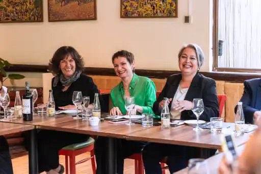 Tenemos que asegurar que Chile puede “tirar para arriba “,aprovechar sus gigantescas oportunidades ,y que nosotros mejor que ellos,podemos parar el crimen organizado y garantizar el caminar tranquilos por el barrio:el DDHH a vivir seguros. La esperanza contra el miedo!🇨🇱🎈