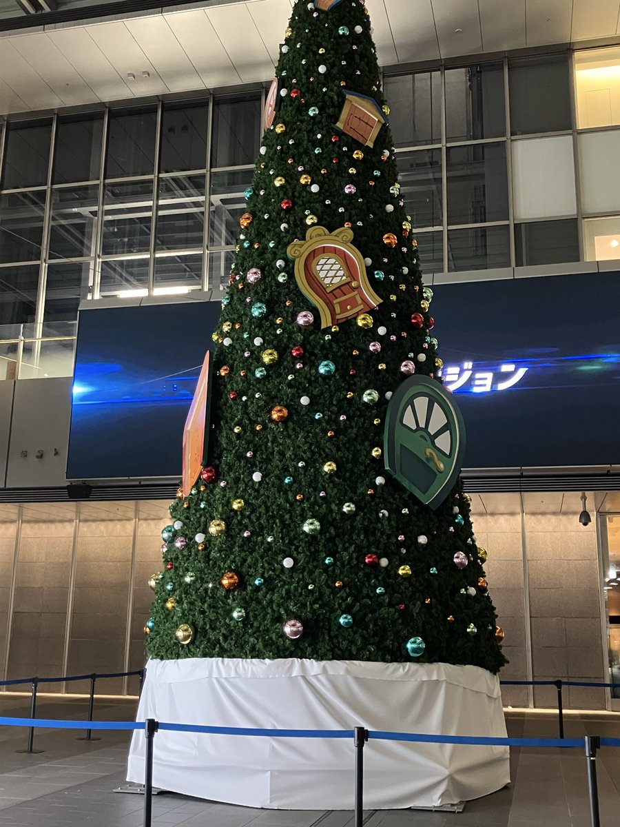 BFD38088035's tweet photo. 名古屋駅前では、今年もクリスマスツリーの準備ができていました🌲いろいろなお店で、クリスマス関連商品も販売されて…あっと言う間に今年も終わりそうです🥺
#企業公式がお疲れ様を言いあう　#名古屋駅　#クリスマスツリー　#クリスマスケーキ　#年末 https://t.co/c1z3ljKQd6