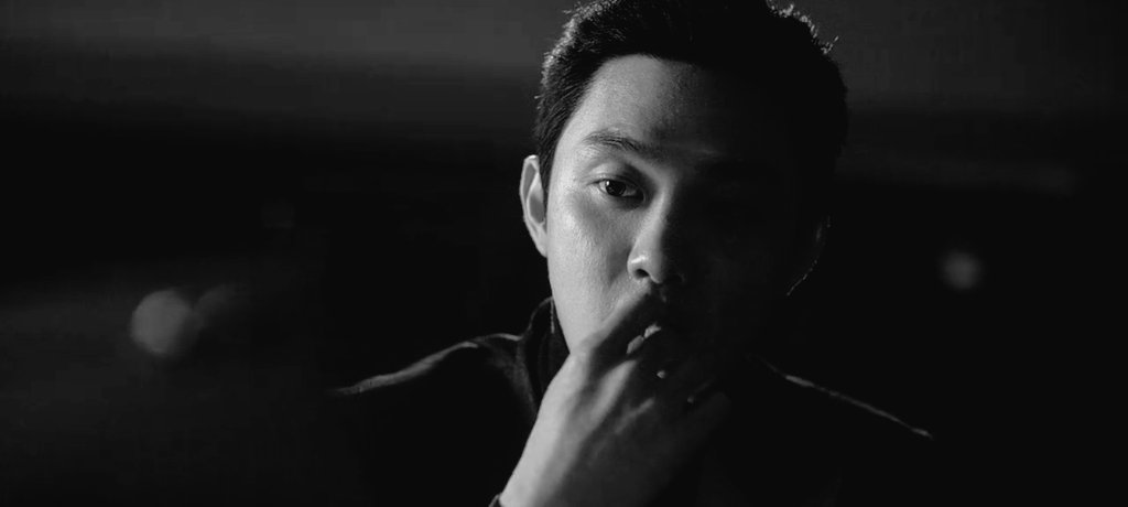 يوهان شخصية تمزج بين البرائة و التغول..
يستمع بتناول سكاكر الحلوى و ينحث حياة الأبرياء كي يحولها لجحيم..
كيونغسو يمتلك تلك الملامح البريئة التي تخول له تحويل سطور الكاتب الى واقع و لديه مخزون لا محدود من الابداع في نحث الشخصية بأعلى جودة..
يوهان شرير مشاكس طفولي لكن مرعب