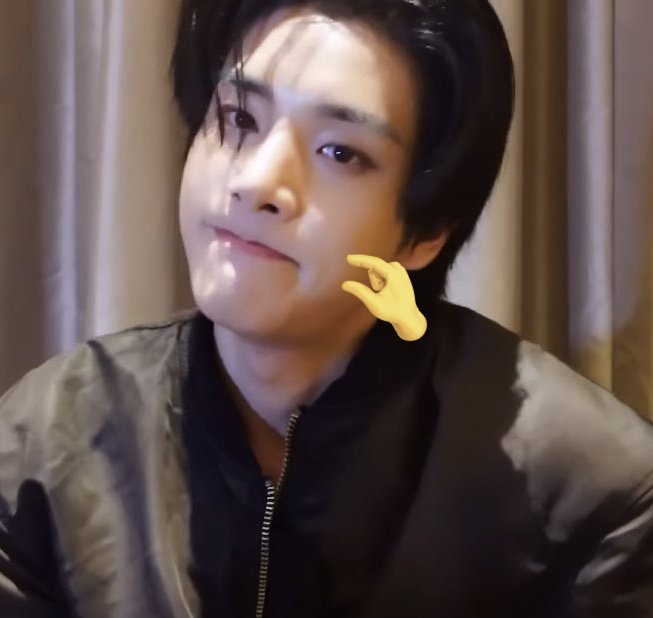 bundJakeSim's tweet image. one bite and he&apos;s gone 😖 #JAKE #제이크