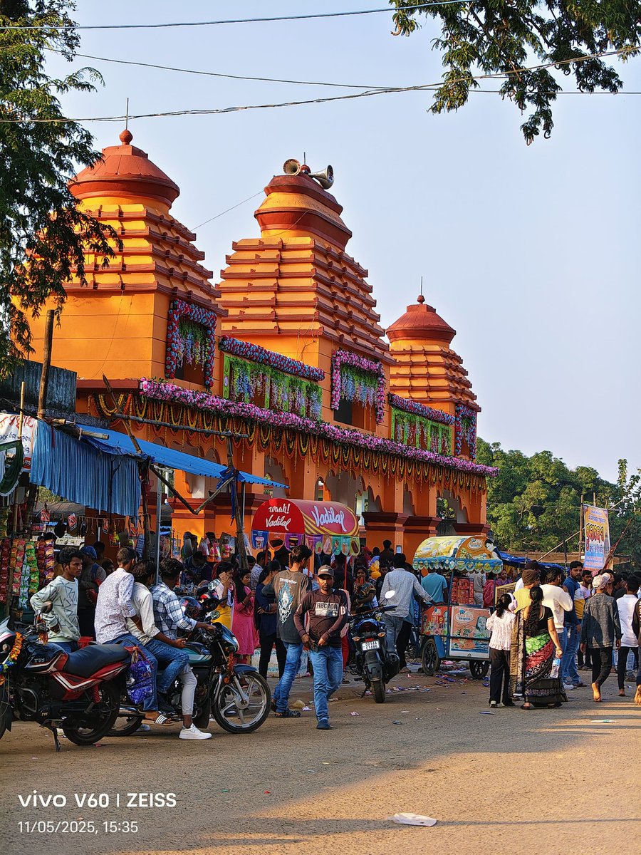 Mrutunjaypadhan's tweet photo. ପବିତ୍ର #କାର୍ତ୍ତିକପୂର୍ଣିମା ଅବସରରେ #ଖିଚିଂ ମା କିଚକେଶ୍ୱରୀଙ୍କର #ସୁନାବେଶ ଦର୍ଶନ କରିବାର ସୁଯୋଗ ମିଳିଲା l 🙏🏵️🪴🪷
🔱🔔🥥ଜୟ ମା କିଚେକିଶ୍ଵରୀ 🌺🪔🙏
#khiching #kichekiswari #maa #sunabesha #kartikapurnima https://t.co/8qO1fgVk1R