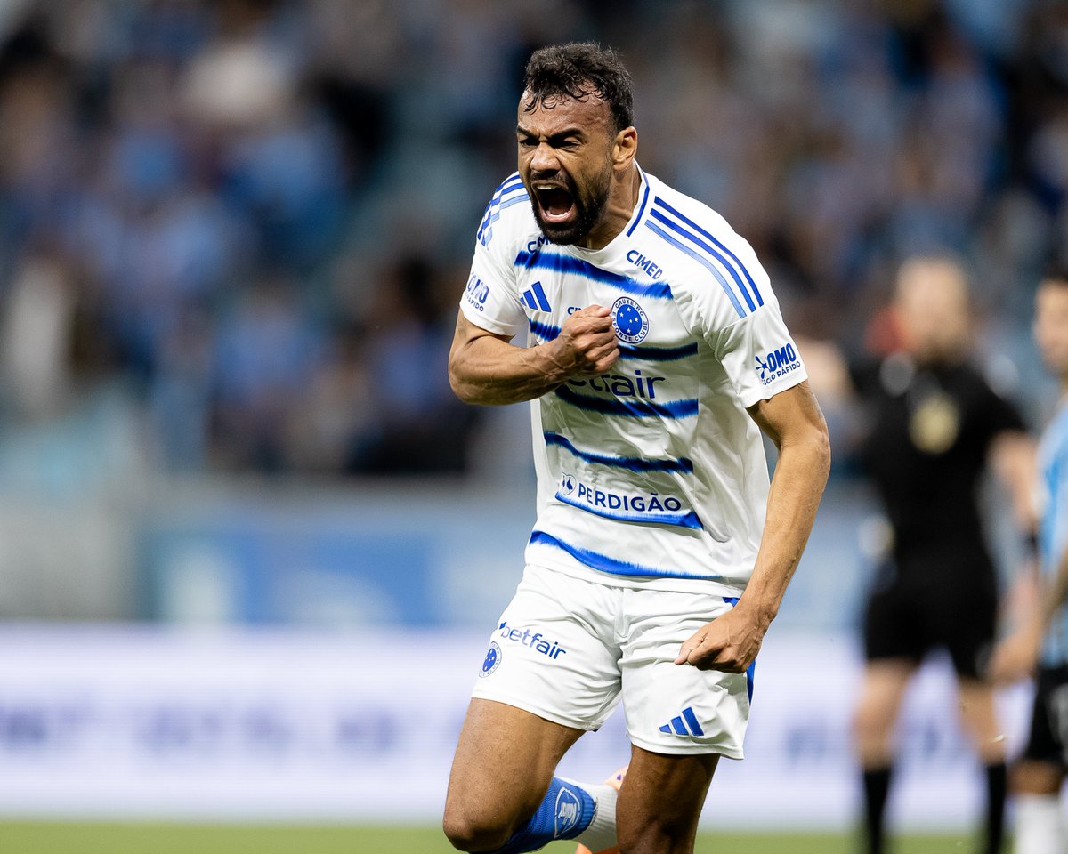 Cruzeiro's tweet photo. O Xerife subiu mais alto que todo mundo para abrir o placar para o Cruzeiro! 🫡⚽

𝐅𝐁1️⃣5️⃣

📸 Lucas Bubols / Cruzeiro

🔷 #GRExCRU #GrandeCampeão https://t.co/x7x6jKt6cE