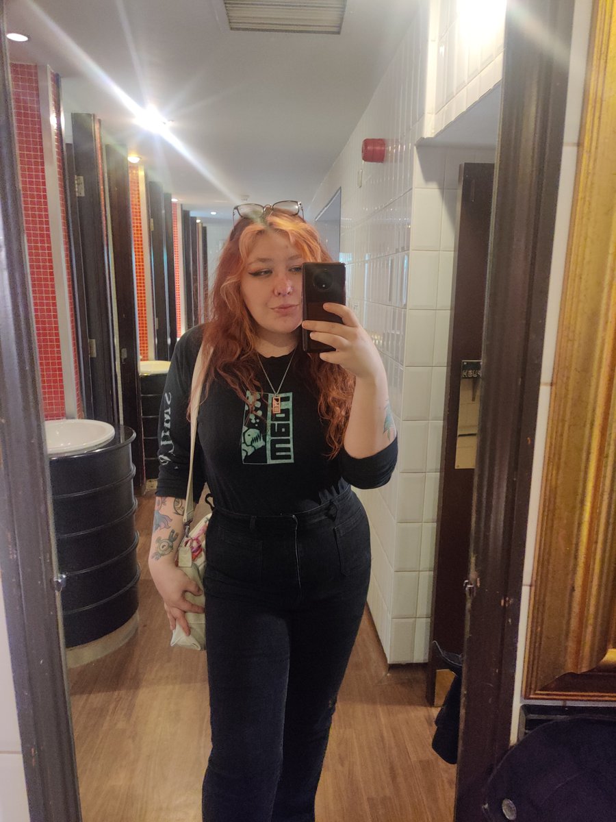 ButtonMeUp__'s tweet image. Not much has happened lately
Wore makeup for the first time in ages and felt kinda fit 🍂