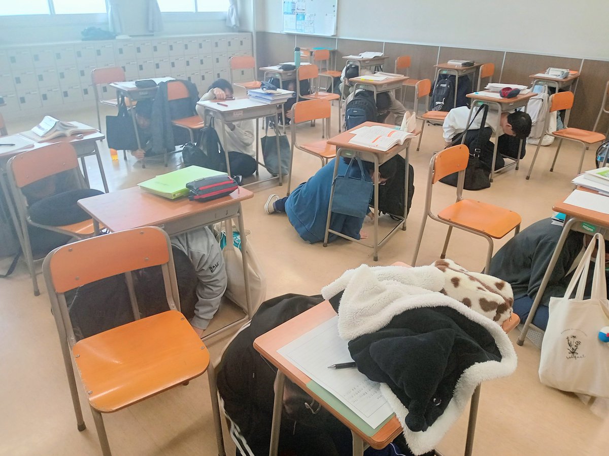 \\防災訓練//

11月5日は津波防災の日。
学校全体でシェイクアウト訓練をしました🙋

将来は医療福祉の現場で働く学生たち。
患者様や施設利用者様に安全に避難してもらえるよう準備していきます💚

#津波防災の日
#シェイクアウト訓練
#四国医療福祉専門学校