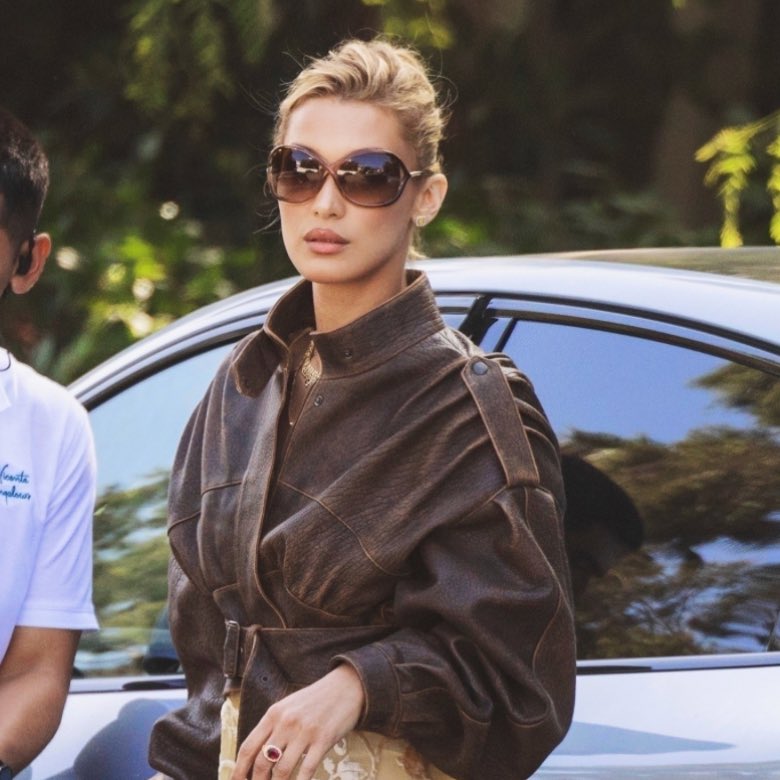 bella archive tweet media