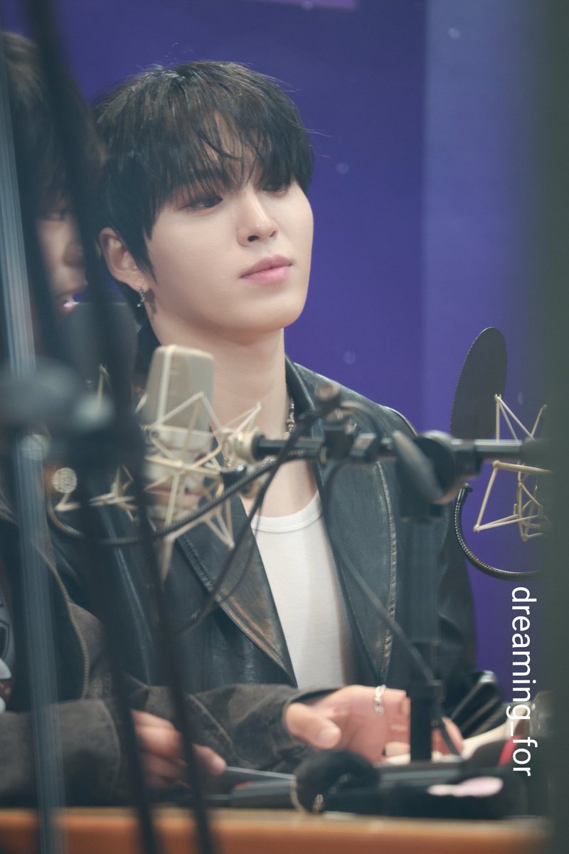 dreaming_for_'s tweet photo. 251106 #다크비 아돌라
양디 열일중🎙
#양희찬 #양스타 https://t.co/Y1WFOLlnWs