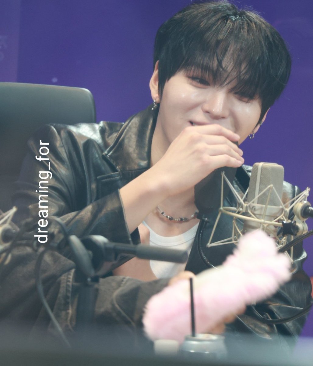 dreaming_for_'s tweet photo. 251106 #다크비 아돌라
양디 열일중🎙
#양희찬 #양스타 https://t.co/Y1WFOLlnWs