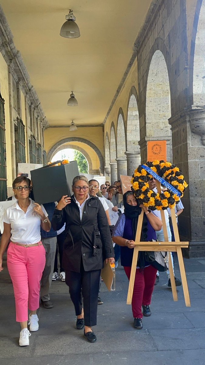 SiGDLAC's tweet photo. SINDICATO GUADALAJARA
INFORMA
El día de hoy la asamblea y miembros de la AC 20 de septiembre de Jubilados y pensionados, se dieron cita en @GuadalajaraGob para manifestar su inconformidad a los actos irregulares de Escalafón de los servidores públicos, más de 200 asistieron. 1/2 https://t.co/N7qdge7G0P