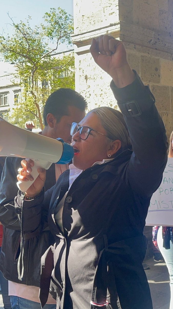 SiGDLAC's tweet photo. SINDICATO GUADALAJARA
INFORMA
El día de hoy la asamblea y miembros de la AC 20 de septiembre de Jubilados y pensionados, se dieron cita en @GuadalajaraGob para manifestar su inconformidad a los actos irregulares de Escalafón de los servidores públicos, más de 200 asistieron. 1/2 https://t.co/N7qdge7G0P