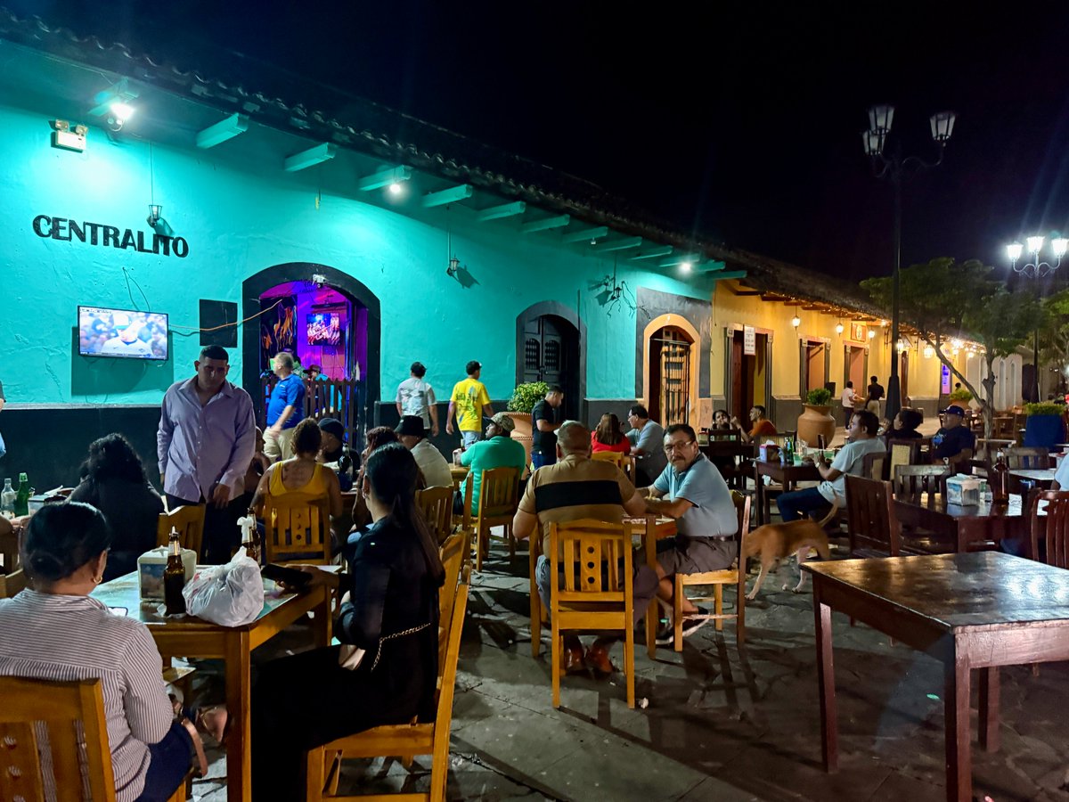 ✨ Viernes por la noche en Granada ✨
A veces un respiro no viene mal…
Calle La Calzada cobra vida con música, luces y buena vibra 🎶🍻
El lugar perfecto para disfrutar y dejar atrás la semana 🌙

📍Calle la Calzada, Granada

#NicaraguaÚnicaOriginal #VisitaNicaragua