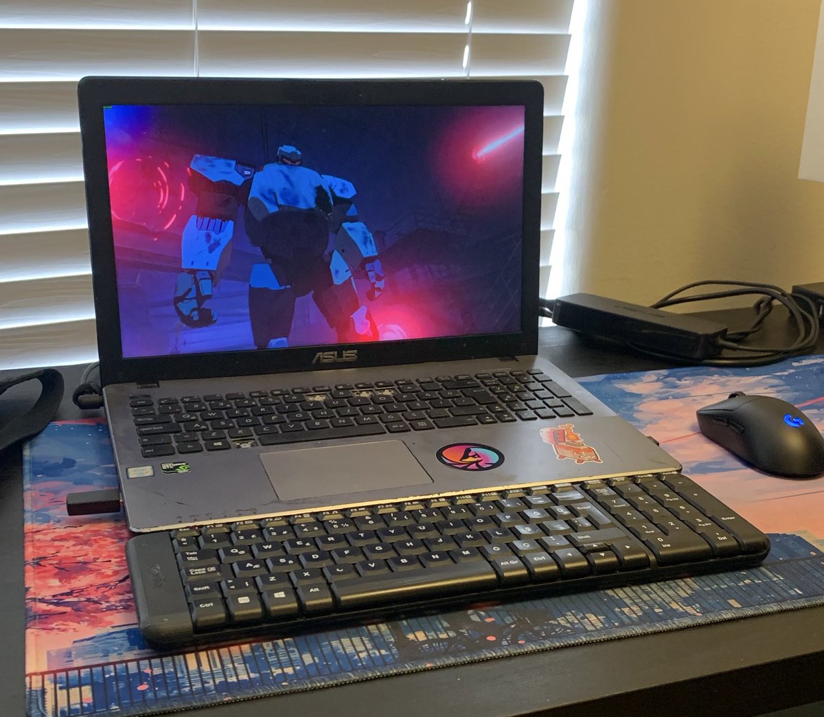 2016da üninin ilk yılında aldığım asus laptopun klavyesinde birkaç tuş eksik ve touchpadi çalışmıyor olabilir ama hala yaşaması, nerdeyse on yıldır iş görmesi çok iyi