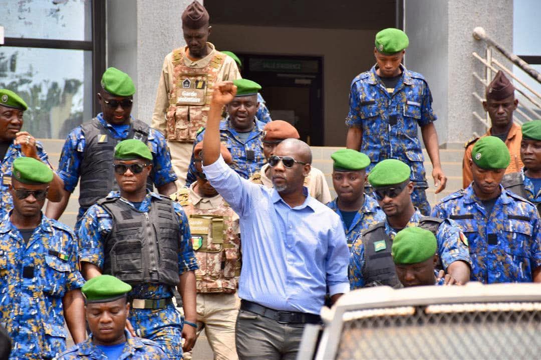 Mon cher frère et ami <a href="/AlioubahMoDeL/">Aliou BAH</a>,

Le destin a fait que tu sois en prison injustement. Je te connais, et je suis sûr que tu restes très courageux et que tu gardes le moral.

En Afrique, on entend souvent dire que pour devenir président, il faut parfois être allé en prison. Je