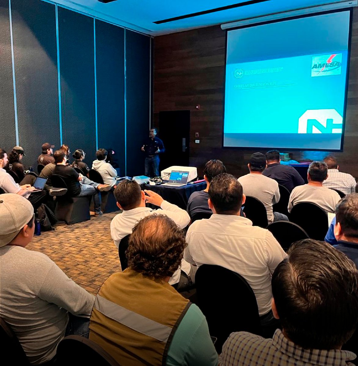 🤩 ¡Mérida Brilló con la Media Tensión! 💡

De la mano de Elastimold y Conductores del Norte, los asistentes se volvieron expertos en cables y accesorios de potencia, ¡aprendiendo con pura práctica! 🛠️

¡Sigamos fortaleciendo juntos el sector eléctrico! 💪⚡