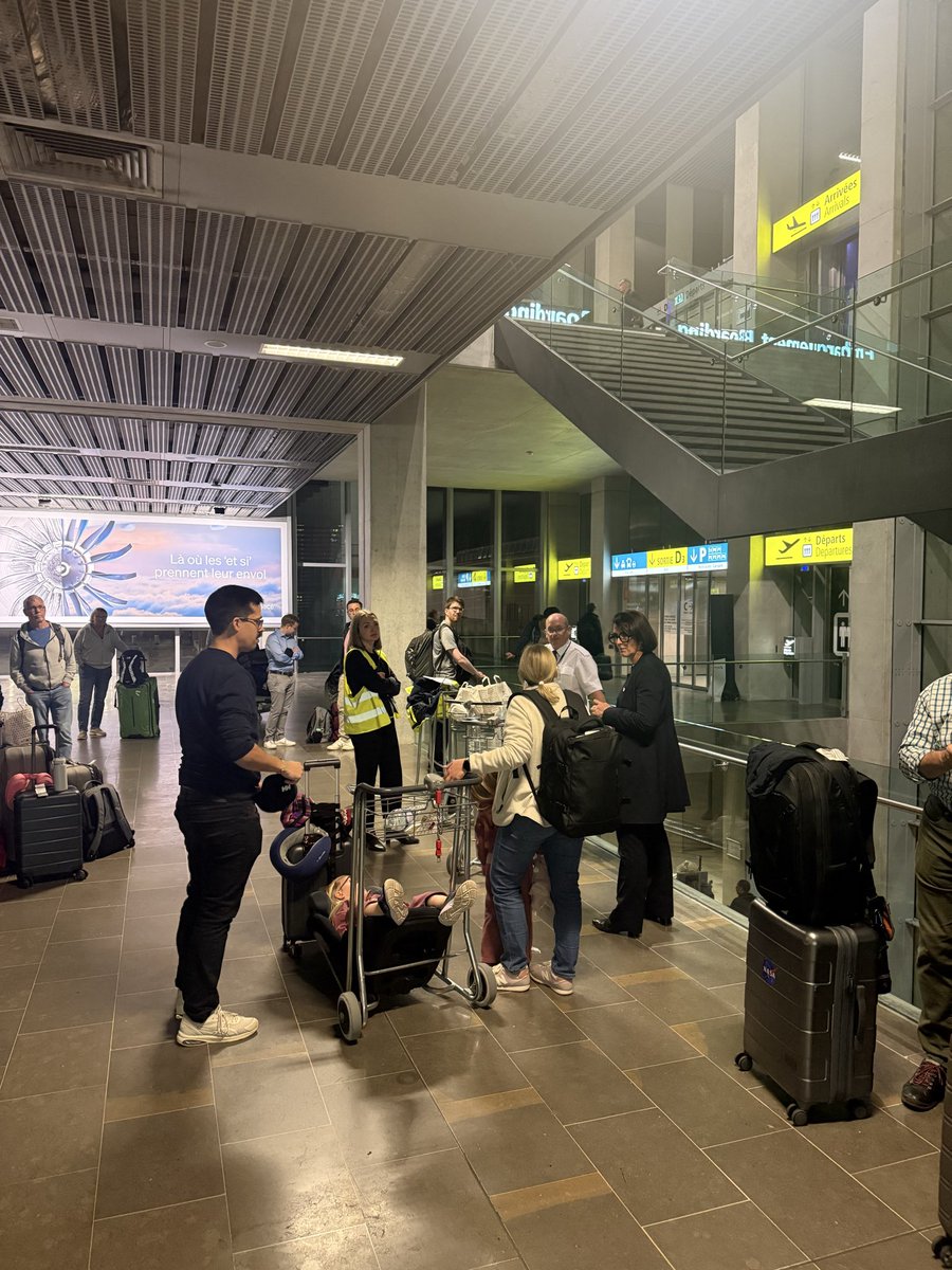AlexVea14's tweet photo. @KLM ABANDONED US
After diverting our Amsterdam-Bilbao flight due to wind.
Landed in Toulouse 5:25 PM
Still waiting for a bus to Bilbao (5.5h ride)
ETA: 3 AM – airport CLOSED, zero services. Families with babies will be left stranded in the dark, no staff, no solutions. #KLM https://t.co/P8JB4V0bDB