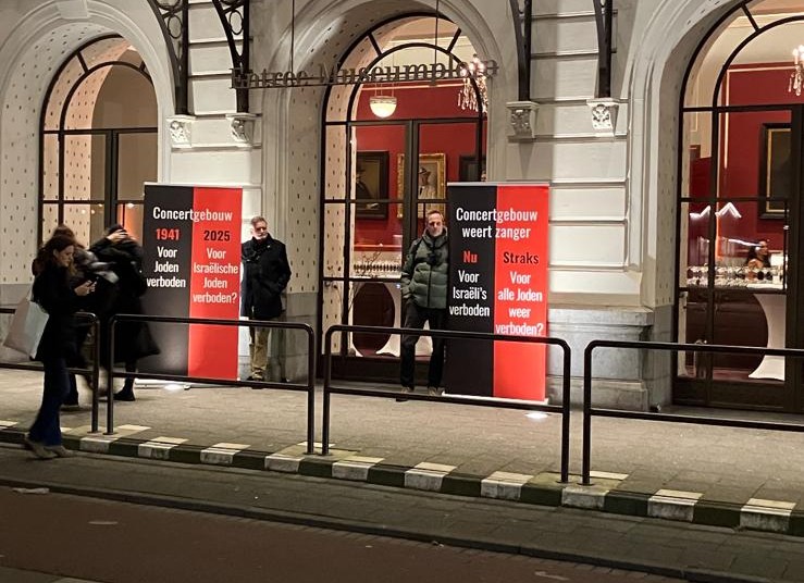 Hoe hartverwarmend om te zien dat mensen opstaan! Protest bij het @concertgebouw de komende dagen.
