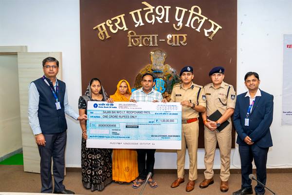 mohdept's tweet photo. मध्यप्रदेश पुलिस मुख्यालय की कल्याण शाखा द्वारा पुलिस कर्मियों और उनके परिवारों के आर्थिक कल्याण के उद्देश्य से लागू की गई पुलिस वेतन पैकेज योजना का लाभ अब प्रदेश के अनेक परिवारों तक पहुंच रहा है। 

RM: https://t.co/xIlqlnrRXU

#JansamparkMP #DharMP https://t.co/dqi7Hr9Huj