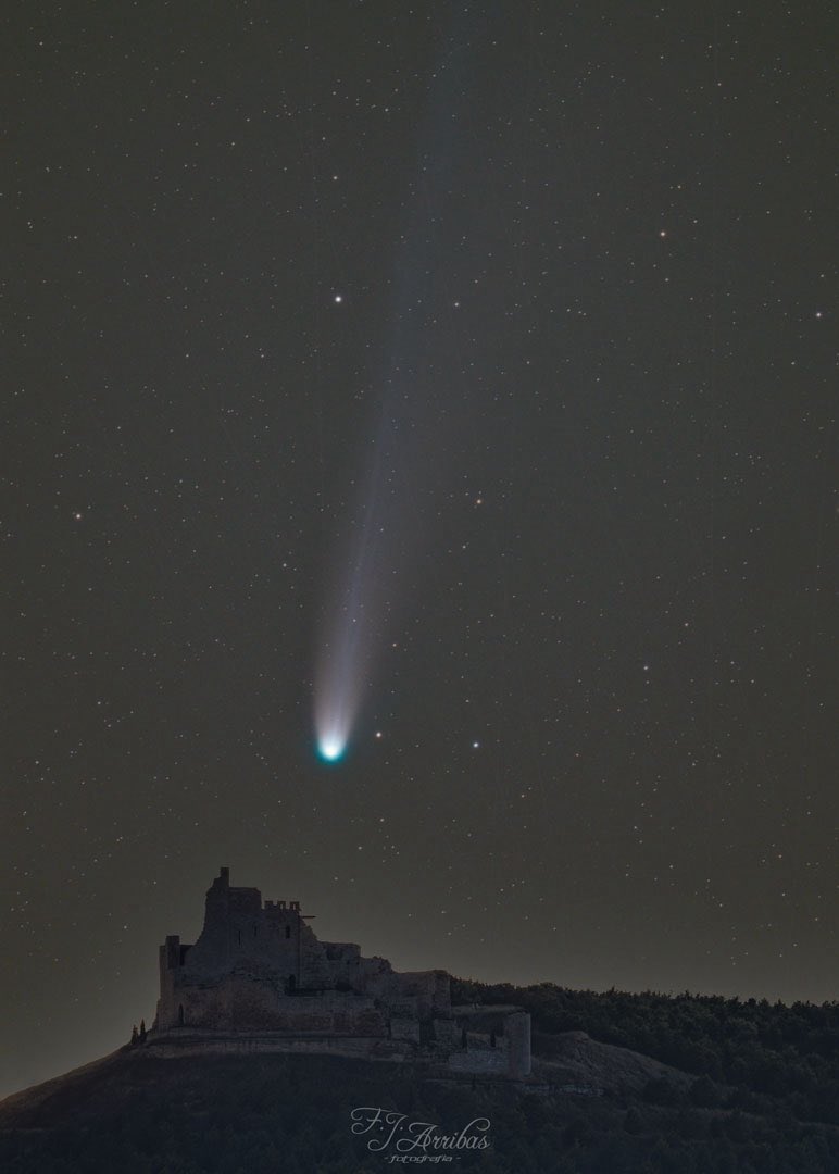 fjarribas's tweet photo. Cometa Lemmon sobre el castillo de Castrojeriz (Burgos) #fotografia #lemmon #cometa https://t.co/0pxOBhYSL0