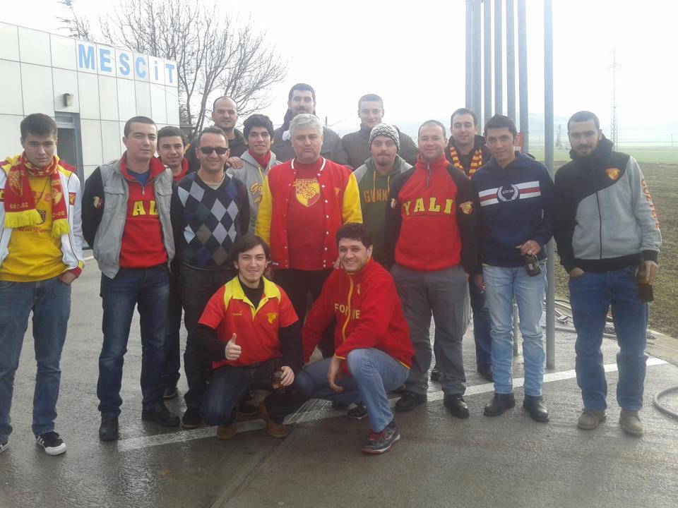 İki gözüm seneler geçiyor.