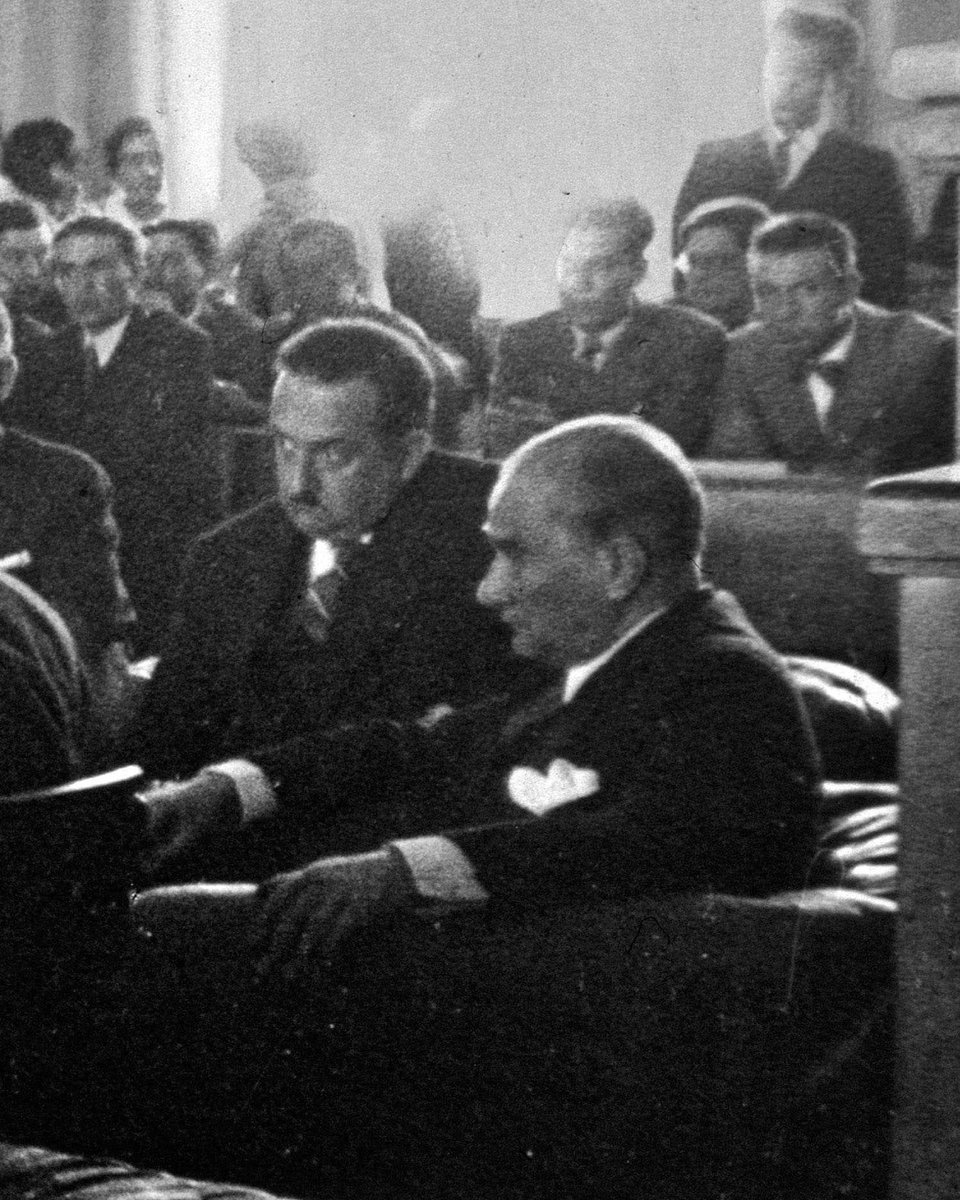 "Atatürk gibi Mahmut Esat Bozkurt'un da övgüye ve savunmaya gereksinimi yoktur. Tarihsel kanıtlar tüm yansızlığı ve yıkılmaz gücüyle bilgilerimiz içindedir.

Bunları gelecek kuşaklara aktarmak, yaratıcılarının örnek kişiliklerini vurgulayarak özene çağırmak, duygu, düşünce ve