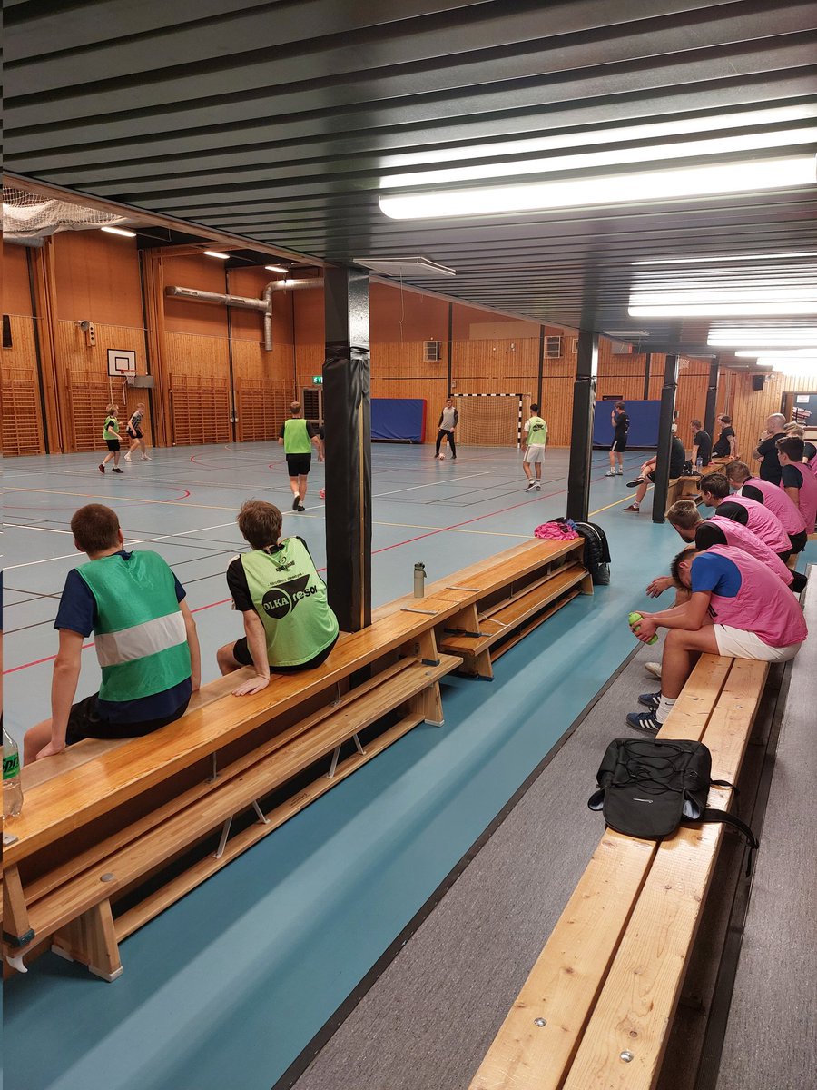 Inomhusträning igång för herrarna. 27 man på plats denna onsdagskväll.