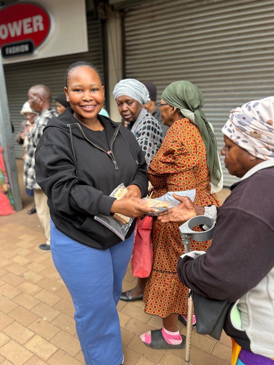 MayfieldSquare's tweet photo. When small moments make the biggest smiles. 🥪 😀 

#MayfieldSquare #SASSA #GrantDays #SandwichServing #CommunitySupport https://t.co/NB2lqlNO8M