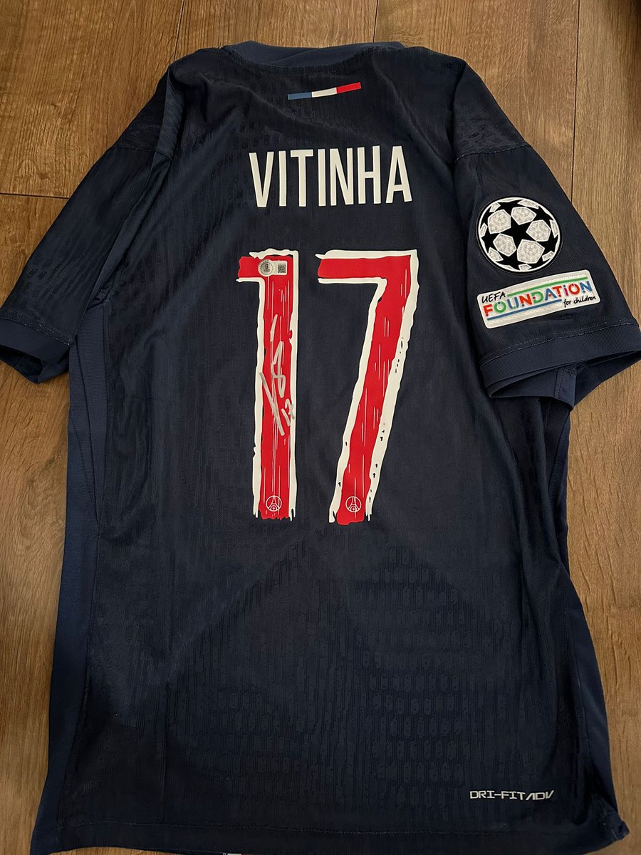 _ROMemorabilia_'s tweet image. Signed PSG shirts with Becketts barcode authentication which you can verify on the official Becketts website ✍️ 

Shirts can be framed with any 2 photos of your own choice and name plaque or framed with no photos and no name plaque 🖼️