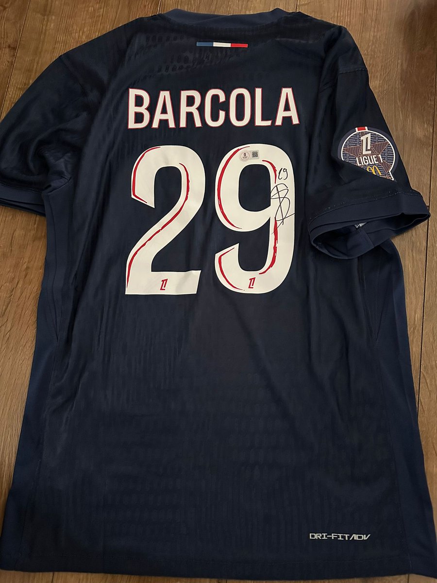 _ROMemorabilia_'s tweet image. Signed PSG shirts with Becketts barcode authentication which you can verify on the official Becketts website ✍️ 

Shirts can be framed with any 2 photos of your own choice and name plaque or framed with no photos and no name plaque 🖼️