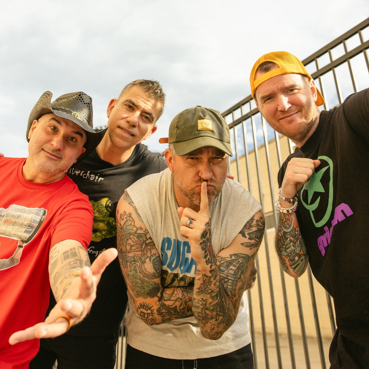 New Found Glory'den yeni tekli!

Floridalı pop-punk grubunun yeni şarkısı "Treat Yourself", grubun 20 Şubat'ta Pure Noise etiketiyle çıkacak olan Listen Up! albümünden alındı.

kritikzine.com/post/new-found…