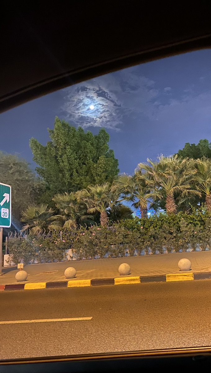zouhor_'s tweet photo. أن غزيت السما لا تكسب نجوم
يا تجيب القمر .. ولا بلاها https://t.co/NZjbFKT5Lj