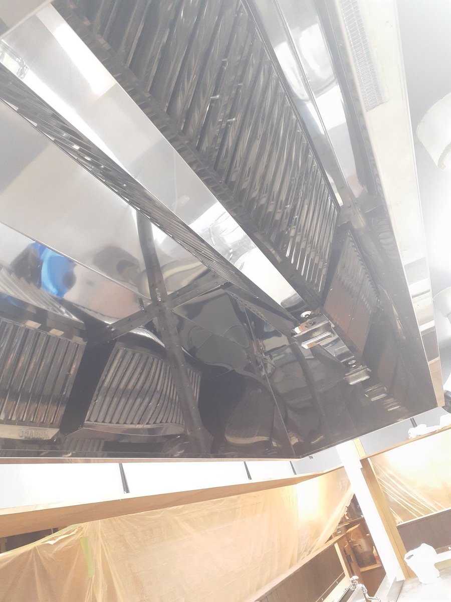 judouya_mito's tweet image. 家系仕様の厨房も大分出来上がって来ました。
もう、完成してスープを炊いて麺を茹でてお出しする。ご飯をよそる。焼豚を焼く等のイメージが湧きます。プレオープンは12月6日(土)、7日(日)になります。Xフォローのお客様に限り次回使えるラーメン無料券をお配りします。
清水社長も来店します。