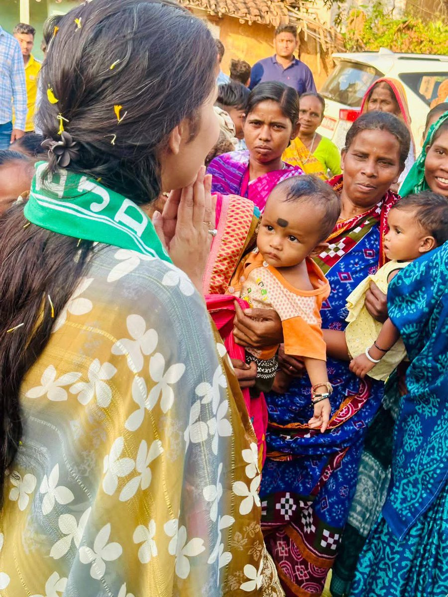 କୋମନା ବ୍ଲକ ଲଖନା ପଞ୍ଚାୟତ ଅନ୍ତର୍ଗତ କୁସୁମପଡ଼ା, ପୁରୁଣାବସ୍ତି ଓ ସାଲେପଡା ଠାରେ ନୂଆପଡ଼ା ଉପନିର୍ବାଚନ ପାଇଁ ପ୍ରଚାର କରିବା ସହ ବିଜେଡ଼ି ପ୍ରାର୍ଥୀନୀ ସ୍ନେହାଙ୍ଗିନୀ ଛୁରିଆ ଙ୍କୁ ବିପୁଳ ସଂଖ୍ୟା ରେ ଭୋଟ ଦେଇ ଜୟଯୁକ୍ତ କରିବା ପାଇ ନିବେଦନ କଲି।
#BJD4Nuapada 
#VoteForBJD 
#nuapadabyelection 
#snehanginichhuria