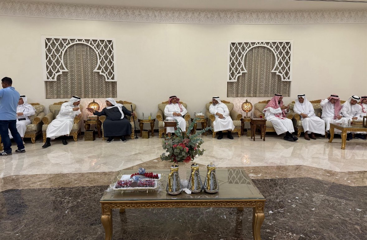 جزى الله معالي وزير التربية والتعليم 

الأستاذ يوسف بن عبد الله البنيان 

خير الجزاء على زيارته الكريمة الليلة وتعزيته 

لنا في وفاة والدي الشيخ محمد بن حمد الجبر 

رحمه الله تعالى